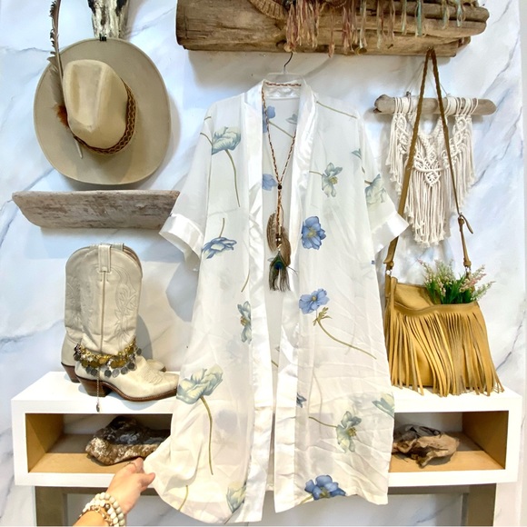 Beautiful airy prairie floral boho poncho w country/cottage core/granny vibe - Picture 7 of 12